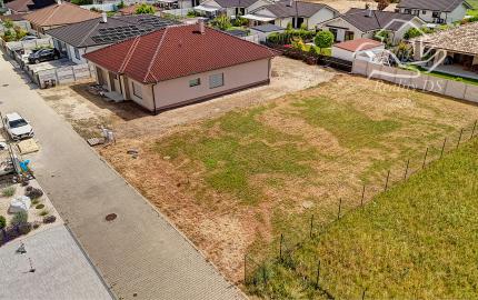 ZAČNITE STAVAŤ IHNEĎ! Stavebný pozemok 723 m² s projektom domu, platným stavebným povolením a všetky IS, vrátane kanalizácie – Kvetoslavov