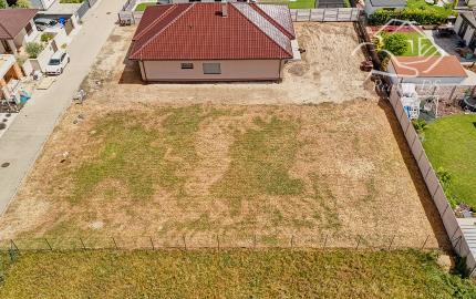 ZAČNITE STAVAŤ IHNEĎ! Stavebný pozemok 723 m² s projektom domu, platným stavebným povolením a všetky IS, vrátane kanalizácie – Kvetoslavov