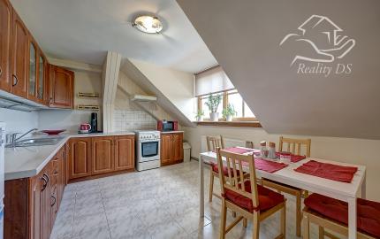 RealityDS – Prenájom priestranného 2,5-izbového podkrovného bytu so samostatným vstupom – 127 m2, Dunajská Streda, Gy. Szabóa