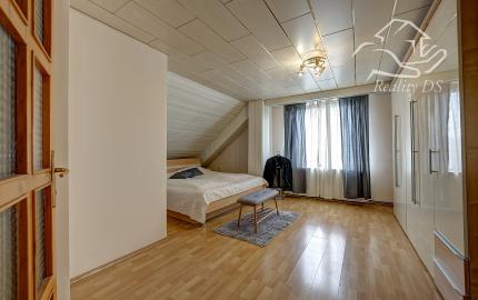 RealityDS – Prenájom priestranného 2,5-izbového podkrovného bytu so samostatným vstupom – 127 m2, Dunajská Streda, Gy. Szabóa