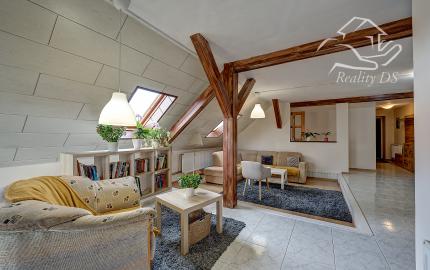 RealityDS – Prenájom priestranného 2,5-izbového podkrovného bytu so samostatným vstupom – 127 m2, Dunajská Streda, Gy. Szabóa