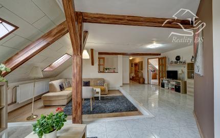 RealityDS – Prenájom priestranného 2,5-izbového podkrovného bytu so samostatným vstupom – 127 m2, Dunajská Streda, Gy. Szabóa