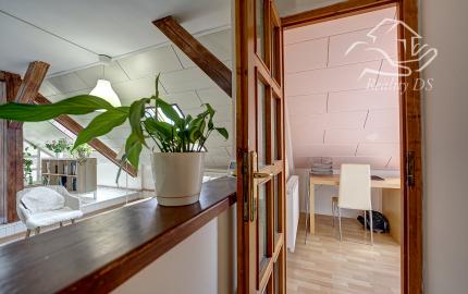RealityDS – Prenájom priestranného 2,5-izbového podkrovného bytu so samostatným vstupom – 127 m2, Dunajská Streda, Gy. Szabóa