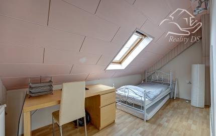 RealityDS – Prenájom priestranného 2,5-izbového podkrovného bytu so samostatným vstupom – 127 m2, Dunajská Streda, Gy. Szabóa