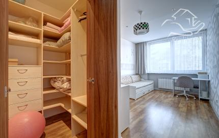 RealityDS - PREDAJ | 3-izbový veľkometrážny byt s loggiou, pivnicou a oploteným dvorom s možnosťou parkovania | Šamorín