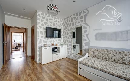 RealityDS - PREDAJ | 3-izbový veľkometrážny byt s loggiou, pivnicou a oploteným dvorom s možnosťou parkovania | Šamorín