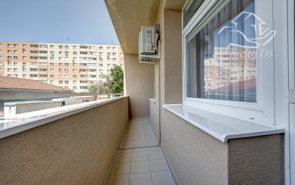 RealityDS - PREDAJ | 3-izbový veľkometrážny byt s loggiou, pivnicou a oploteným dvorom s možnosťou parkovania | Šamorín