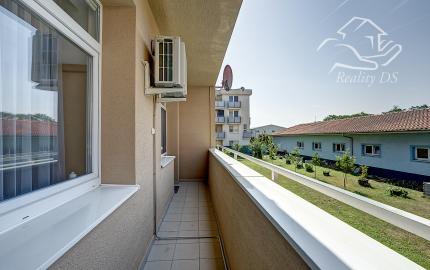RealityDS - PREDAJ | 3-izbový veľkometrážny byt s loggiou, pivnicou a oploteným dvorom s možnosťou parkovania | Šamorín