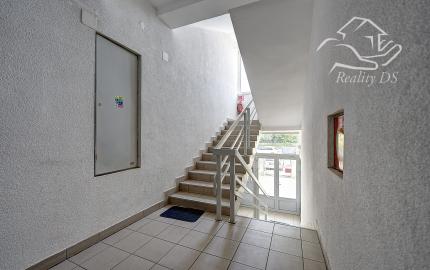 RealityDS - PREDAJ | 3-izbový veľkometrážny byt s loggiou, pivnicou a oploteným dvorom s možnosťou parkovania | Šamorín