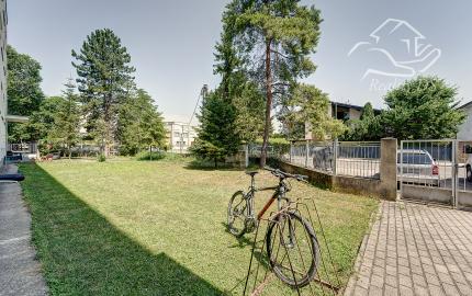 RealityDS - PREDAJ | 3-izbový veľkometrážny byt s loggiou, pivnicou a oploteným dvorom s možnosťou parkovania | Šamorín