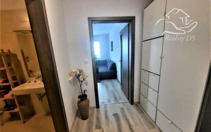 RealityDS - Prenájom 1 izbového bytu s balkónom v novostavbe tehlového bytového domu, Platan