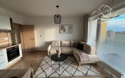 RealityDS - Prenájom 2-izb., kompletne zariadeného bytu v novostavbe,  42m2 +  balkón 8m2 + 1 park. státie, Sídlisko Platan
