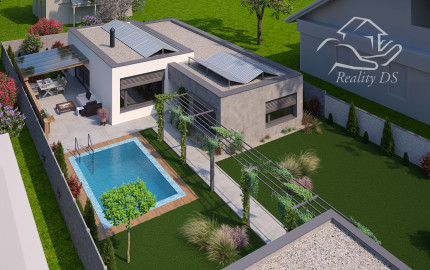 RealityDS – Predaj pozemku 803 m² so starším rodinným domom a projektom 4-izbového bývania s dvojgarážou | Blatná na Ostrove