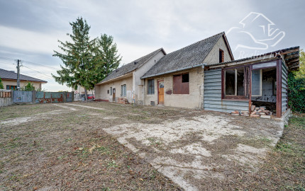 RealityDS – Predaj pozemku 803 m² so starším rodinným domom a projektom 4-izbového bývania s dvojgarážou | Blatná na Ostrove