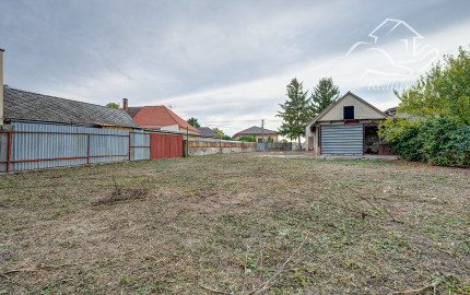 RealityDS – Predaj pozemku 803 m² so starším rodinným domom a projektom 4-izbového bývania s dvojgarážou | Blatná na Ostrove