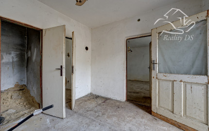 RealityDS – Predaj pozemku 803 m² so starším rodinným domom a projektom 4-izbového bývania s dvojgarážou | Blatná na Ostrove