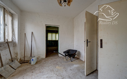 RealityDS – Predaj pozemku 803 m² so starším rodinným domom a projektom 4-izbového bývania s dvojgarážou | Blatná na Ostrove