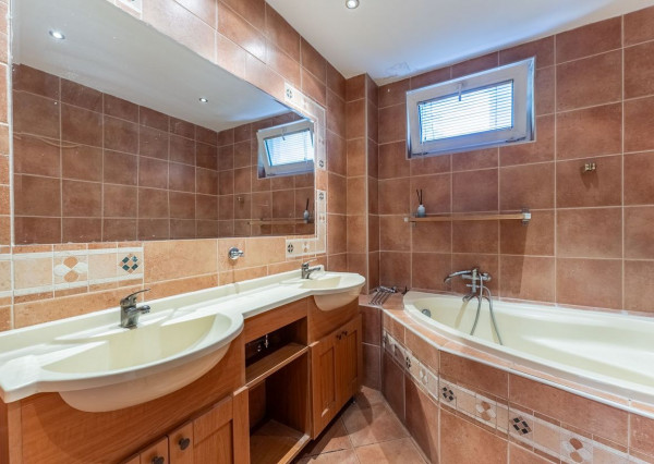 ÚSPEŠNE ODOVZDANÝ! - RK RealityDS - Predaj 3 izb. veľkometrážneho bytu, 94 m2, loggiou, Hlboká ul.