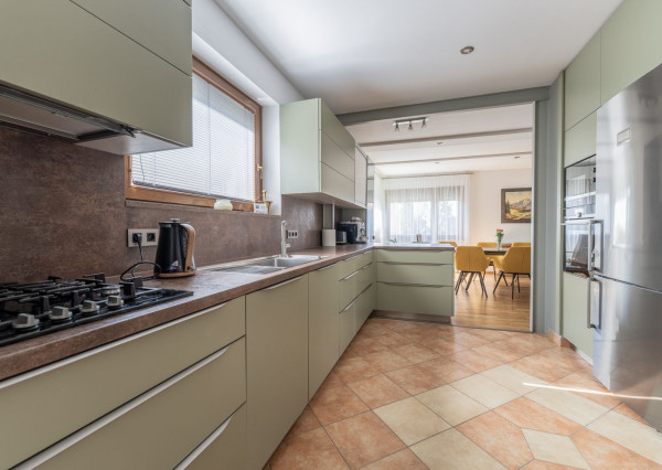 RealityDS - Predaj 5 izb. rodinného domu, garáže s altánkom na 8 á pozemku, Dunajská Lužná