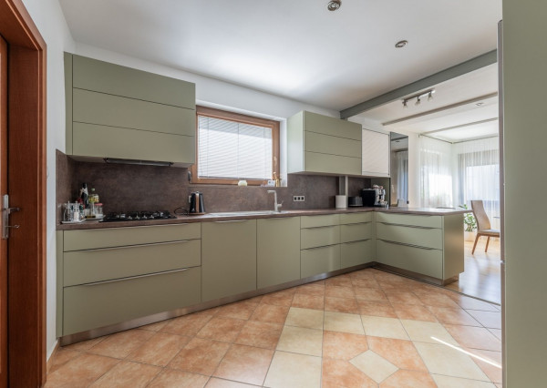 RealityDS - Predaj 5 izb. rodinného domu, garáže s altánkom na 8 á pozemku, Dunajská Lužná