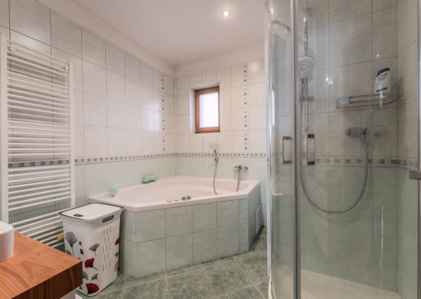 RealityDS - Predaj 5 izb. rodinného domu, garáže s altánkom na 8 á pozemku, Dunajská Lužná