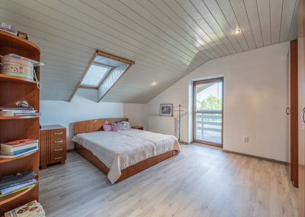 RealityDS - Predaj 5 izb. rodinného domu, garáže s altánkom na 8 á pozemku, Dunajská Lužná