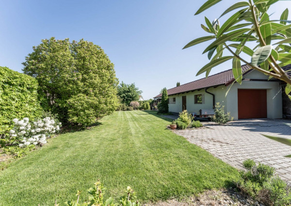 RealityDS - Predaj 5 izb. rodinného domu, garáže s altánkom na 8 á pozemku, Dunajská Lužná