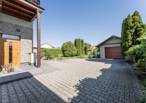 RealityDS - Predaj 5 izb. rodinného domu, garáže s altánkom na 8 á pozemku, Dunajská Lužná