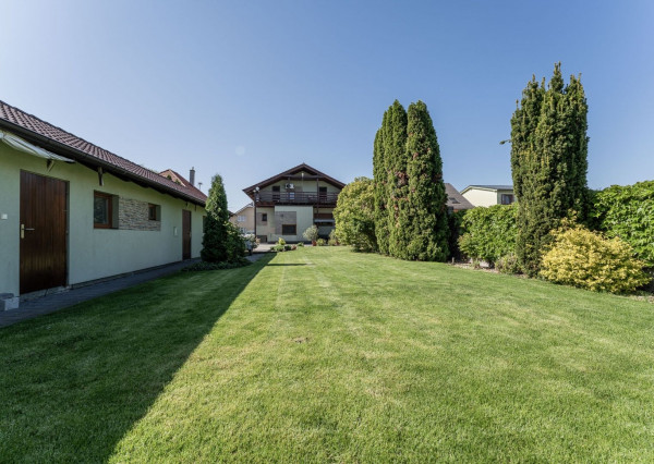 RealityDS - Predaj 5 izb. rodinného domu, garáže s altánkom na 8 á pozemku, Dunajská Lužná