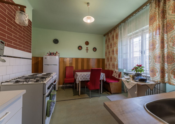 RealityDS - Predaj 3 izbového rodinného domu s garážou, letnou kuchynkou na 6,23 á pozemku, Šamorín