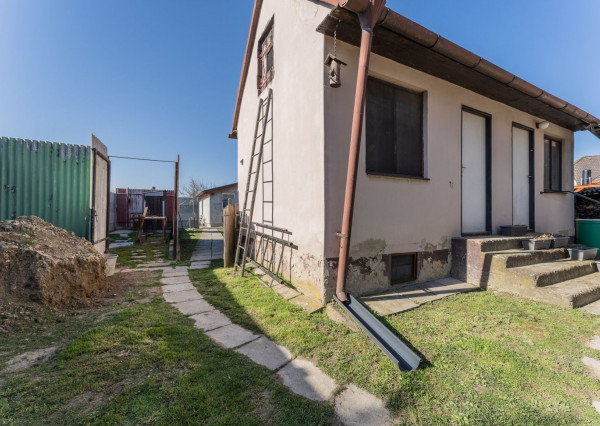 RealityDS - Predaj 3 izbového rodinného domu s garážou, letnou kuchynkou na 6,23 á pozemku, Šamorín