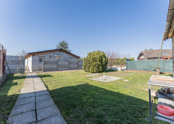 RealityDS - Predaj 3 izbového rodinného domu s garážou, letnou kuchynkou na 6,23 á pozemku, Šamorín