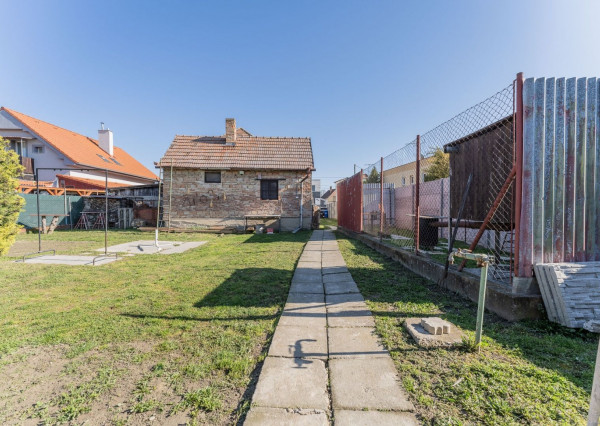 RealityDS - Predaj 3 izbového rodinného domu s garážou, letnou kuchynkou na 6,23 á pozemku, Šamorín