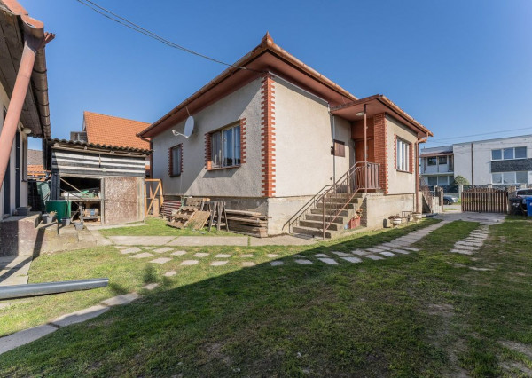 RealityDS - Predaj 3 izbového rodinného domu s garážou, letnou kuchynkou na 6,23 á pozemku, Šamorín