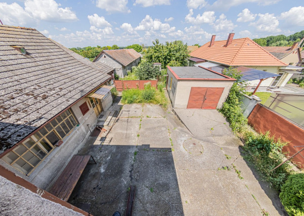 Predaj 4 izb. rodinného domu, garáže a vedľ. stavby na 23,09 á pozemku, ZĽAVA 40000