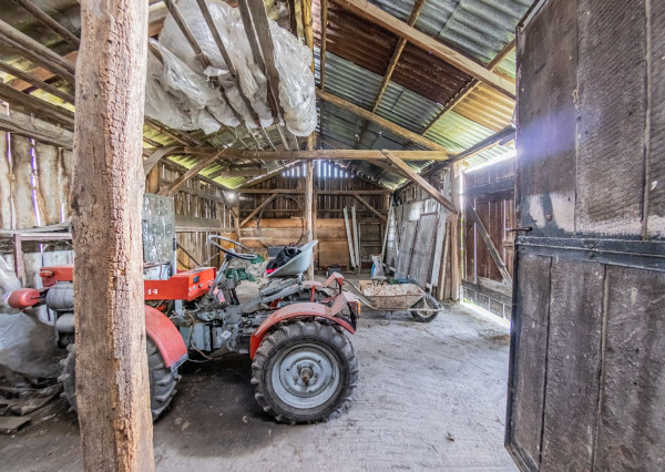 Predaj 4 izb. rodinného domu, garáže a vedľ. stavby na 23,09 á pozemku, ZĽAVA 40000