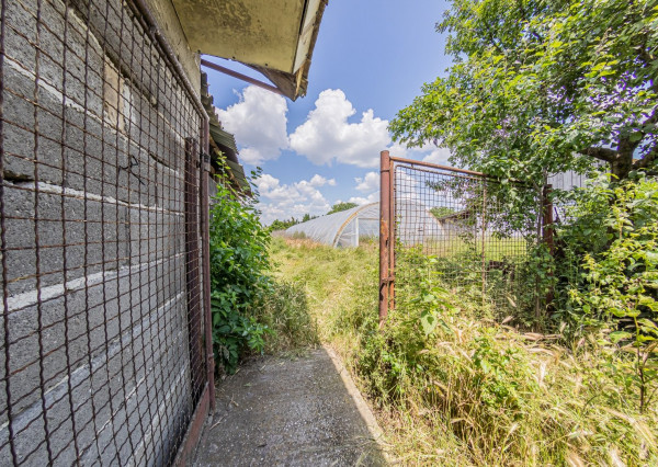 Predaj 4 izb. rodinného domu, garáže a vedľ. stavby na 23,09 á pozemku, ZĽAVA 40000