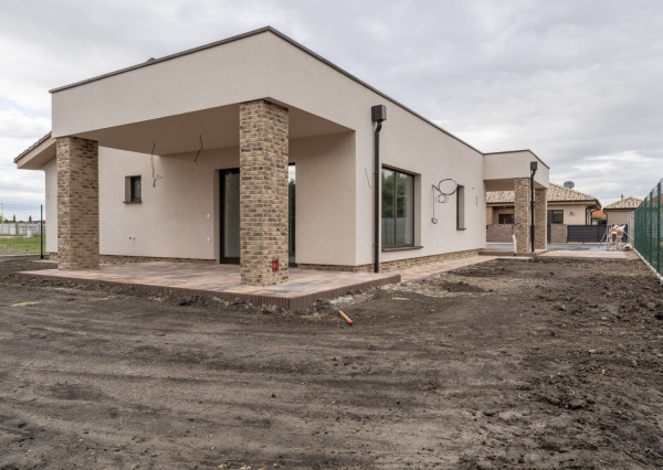 Predaj - 4 izb. NOVOSTAVBA BUNGALOVU  s 3 parkovacími plochami na 5,60 á pozemku, Šamorín