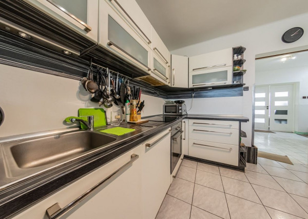 RealityDS - PREDAJ 5-izbového rodinného domu s garážou a veľkým pozemkom – Malé Dvorníky