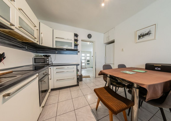 RealityDS - PREDAJ 5-izbového rodinného domu s garážou a veľkým pozemkom – Malé Dvorníky