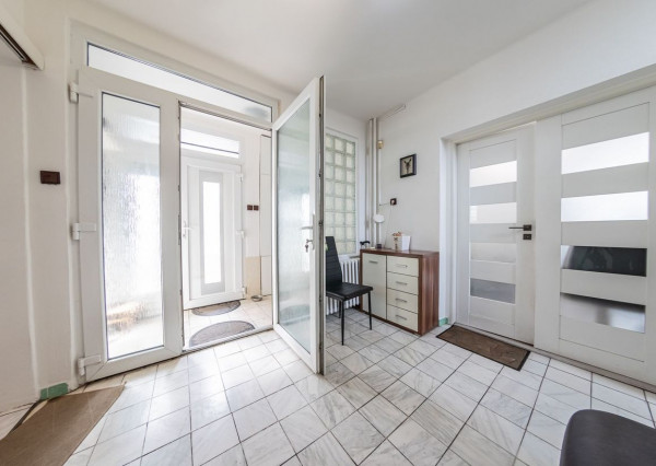 RealityDS - PREDAJ 5-izbového rodinného domu s garážou a veľkým pozemkom – Malé Dvorníky