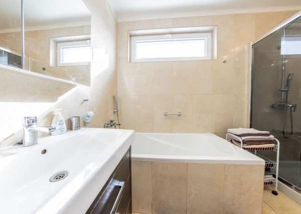 RealityDS - PREDAJ 5-izbového rodinného domu s garážou a veľkým pozemkom – Malé Dvorníky