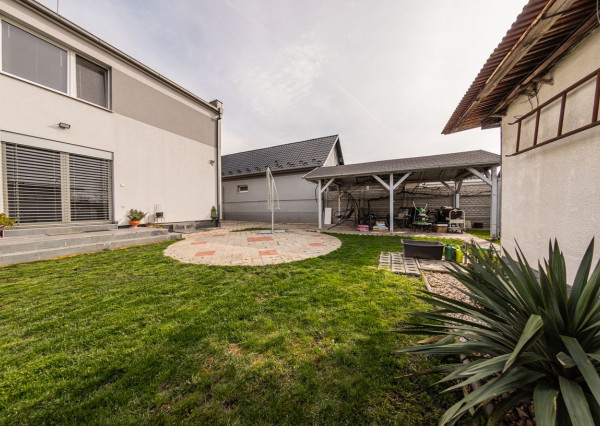 RealityDS - PREDAJ 5-izbového rodinného domu s garážou a veľkým pozemkom – Malé Dvorníky