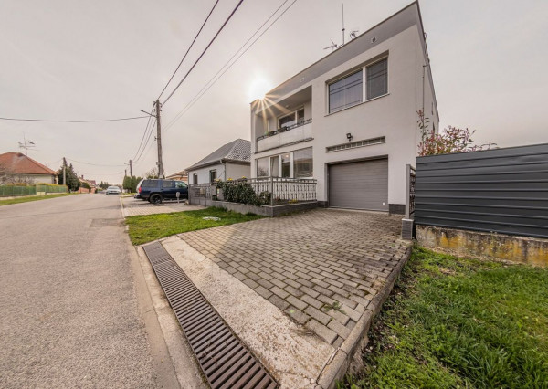 RealityDS - PREDAJ 5-izbového rodinného domu s garážou a veľkým pozemkom – Malé Dvorníky