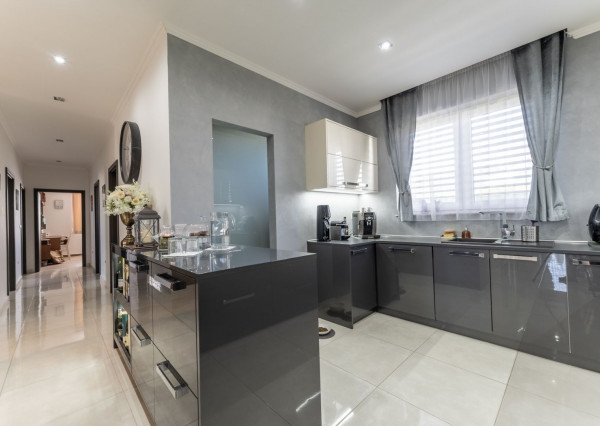 RealityDS - PRE NÁROČNEJŠÍCH !!! Predaj 5 izb. RD s garážou na 6,65 á pozemku, Kvetoslavov - Rozárium