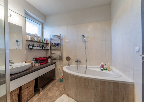 RealityDS - PRE NÁROČNEJŠÍCH !!! Predaj 5 izb. RD s garážou na 6,65 á pozemku, Kvetoslavov - Rozárium