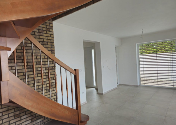 RK RealityDS - PREDAJ NOVÝ 4 izb. byt, 123 m2 + malá oplotená záhradka na relax + 2x parkovacia plocha v OV =nová cena =259.500,-€ !!!