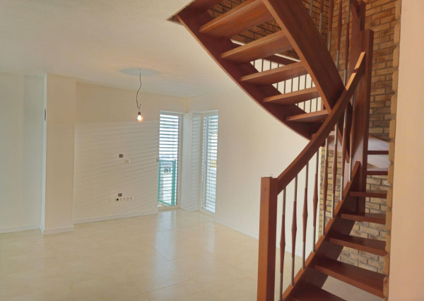 RK RealityDS - PREDAJ NOVÝ 4 izb. byt, 123 m2 + malá oplotená záhradka na relax + 2x parkovacia plocha v OV =nová cena =259.500,-€ !!!