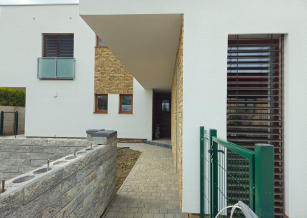 RK RealityDS - PREDAJ NOVÝ 4 izb. byt, 123 m2 + malá oplotená záhradka na relax + 2x parkovacia plocha v OV =nová cena =259.500,-€ !!!