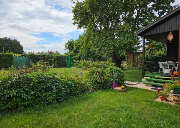 REZERVOVANÁ - RealityDS - Predaj rekreačného pozemku 400 m2 s letnou drevenou chatkou !!!, 65990,- € Dobrohošť